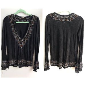 [Ecoté] Embroidered Bell Sleeve Blouse